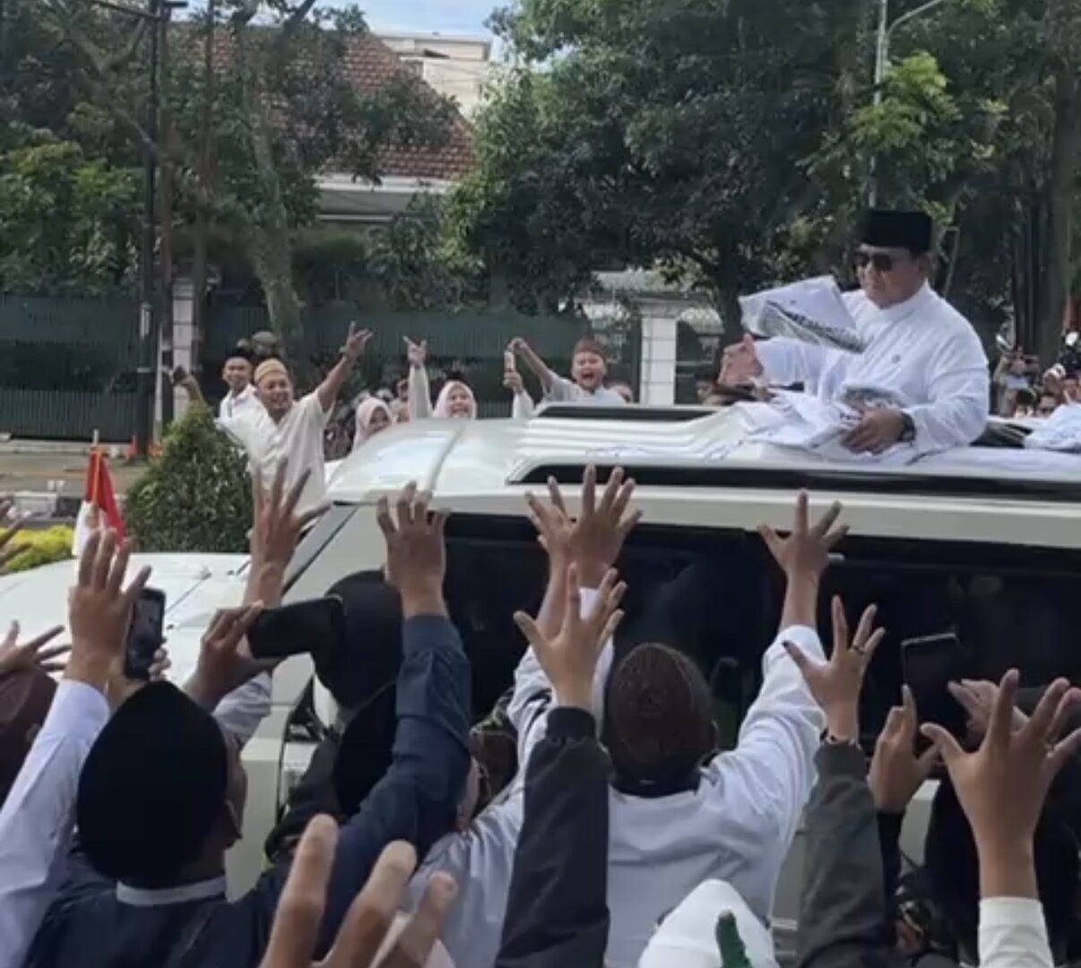 Presiden Prabowo Subianto Berdiri Dari Kendaraan Maung RI 1 Menyapa Jemaah NU Di Luar Stadion Gajayana Malang Dalam Rangkaian 1 Abad NU