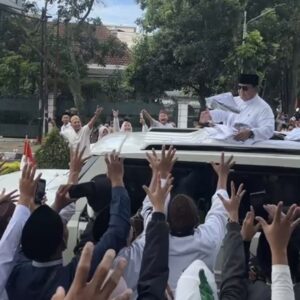 Presiden Prabowo Subianto Berdiri Dari Kendaraan Maung RI 1 Menyapa Jemaah NU Di Luar Stadion Gajayana Malang Dalam Rangkaian 1 Abad NU