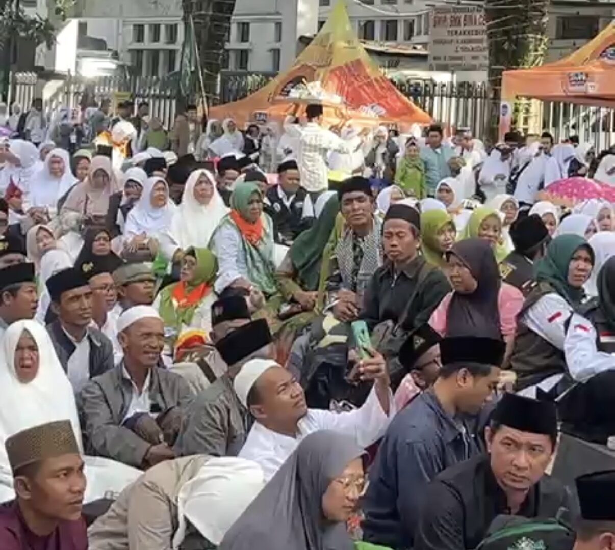 Ribuan Jemaah NU Menyimak Pidato Presiden Prabowo Melalui Videotron Di Luar Stadion Gajayana Malang Dalam Acara Mujahadah Kubro 1 Abad NU