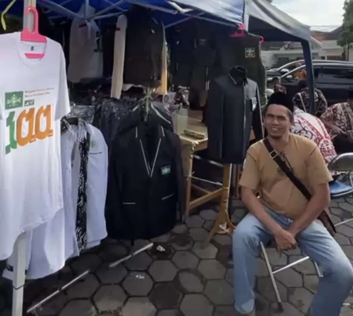 Pedagang Atribut NU Menjajakan Dagangan Di Sekitar Stadion Gajayana