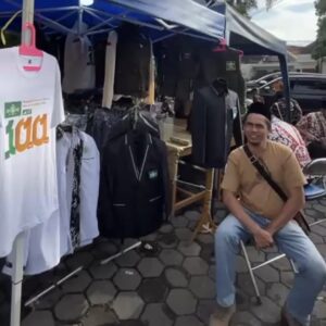 Pedagang Atribut NU Menjajakan Dagangan Di Sekitar Stadion Gajayana