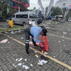 Petugas Membersihkan Sampah Di Sekitar Stadion Gajayana