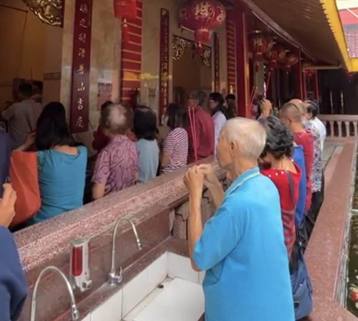 Umat Khonghucu Ikuti Ritual Sung Sien Di Klenteng Eng An Kiong Malang