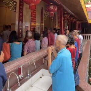 Umat Khonghucu Ikuti Ritual Sung Sien Di Klenteng Eng An Kiong Malang