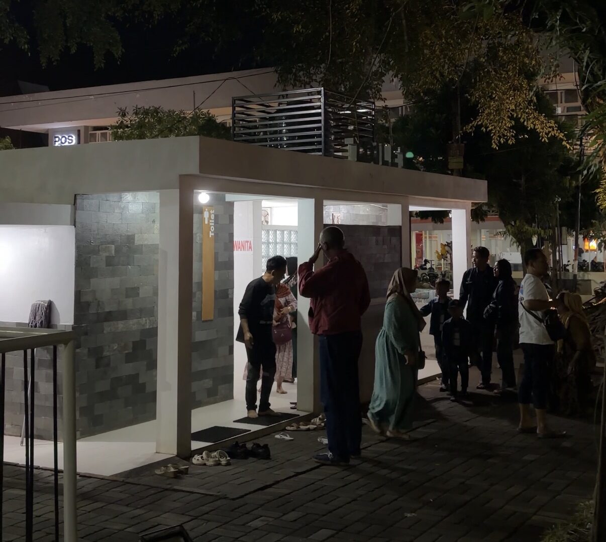 Warga Menggunakan Fasilitas Toilet Di Alun-Alun Merdeka Kota Malang