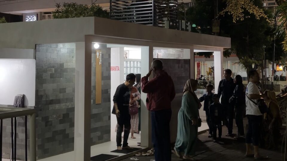 Warga Menggunakan Fasilitas Toilet Di Alun-Alun Merdeka Kota Malang