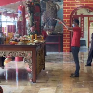 Umat Bersembahyang Menyambut Imlek 2577 Tahun Kuda Api Bing Wu Di Kelenteng Eng An Kiong