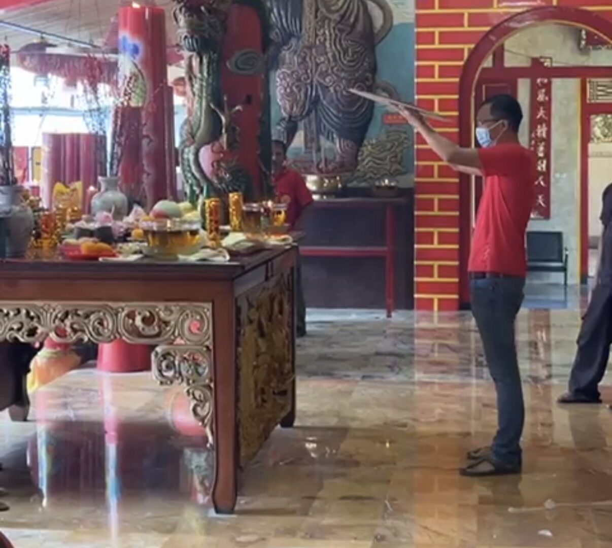 Umat Bersembahyang Menyambut Imlek 2577 Tahun Kuda Api Bing Wu Di Kelenteng Eng An Kiong