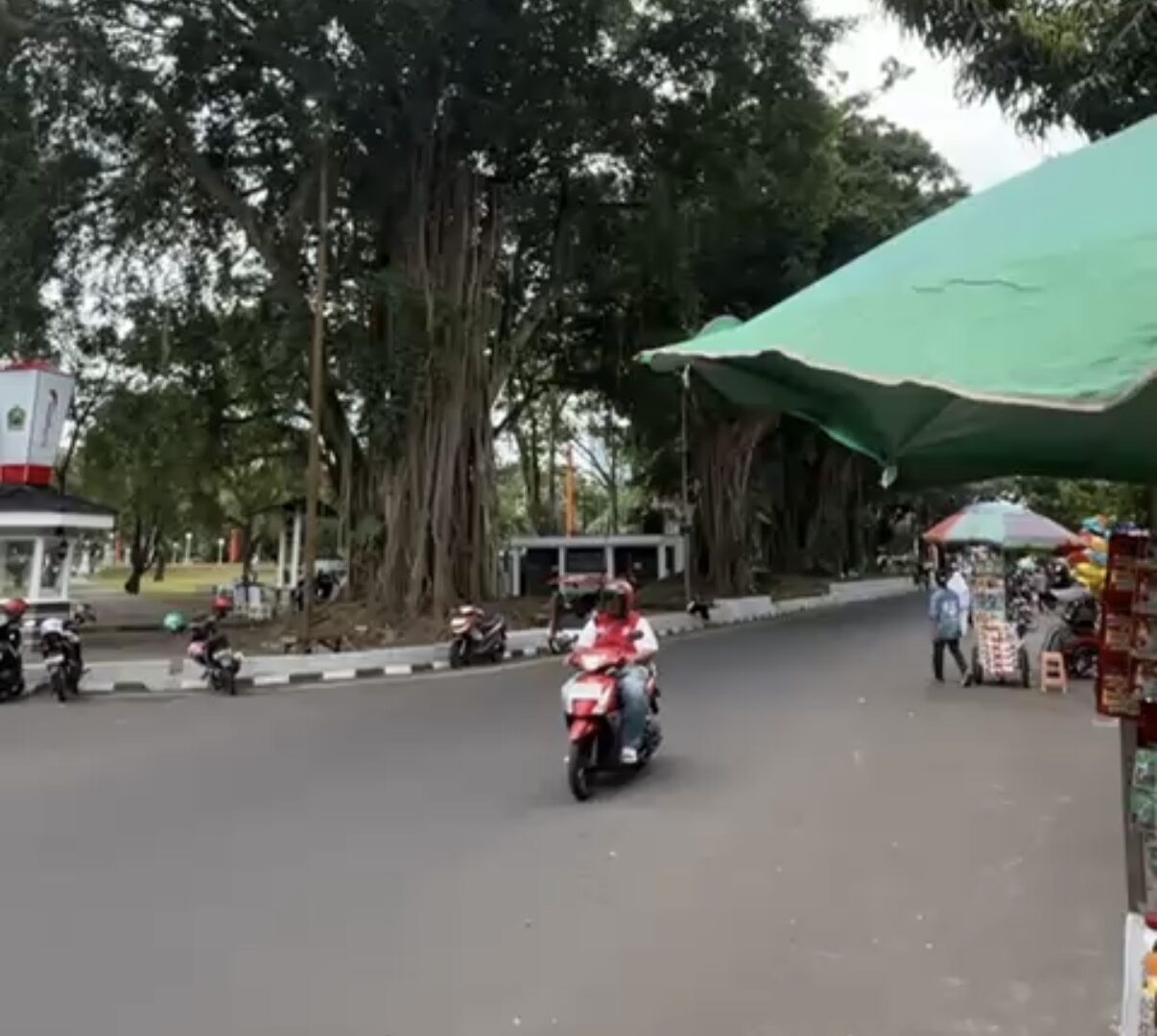 Pedagang Kaki Lima Di Sekitar Kawasan Alun-alun Merdeka Kota Malang