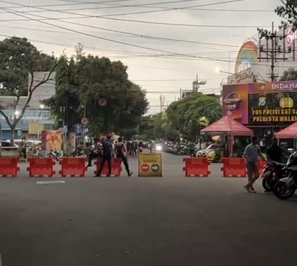 Petugas Dishub Atur Lalu Lintas Jalan Merdeka Selatan Kota Malang