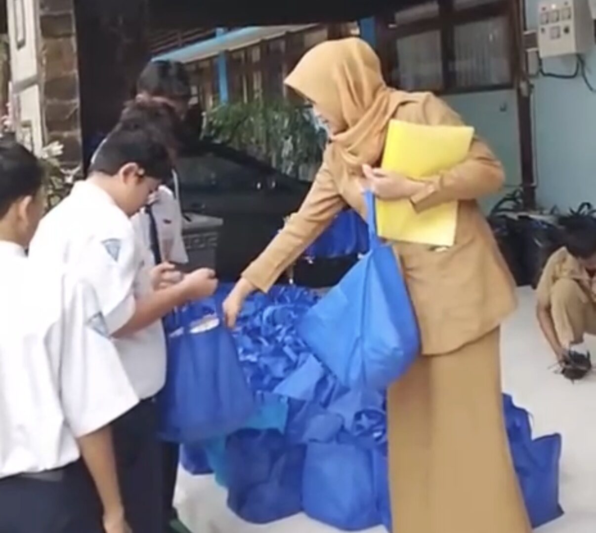 Siswa SMP Negeri 6 Malang Menerima Paket MBG Ramadan