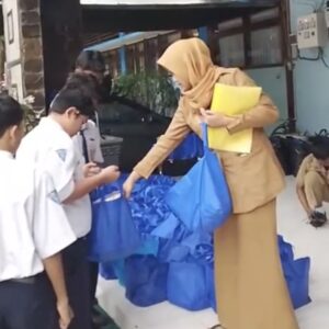 Siswa SMP Negeri 6 Malang Menerima Paket MBG Ramadan