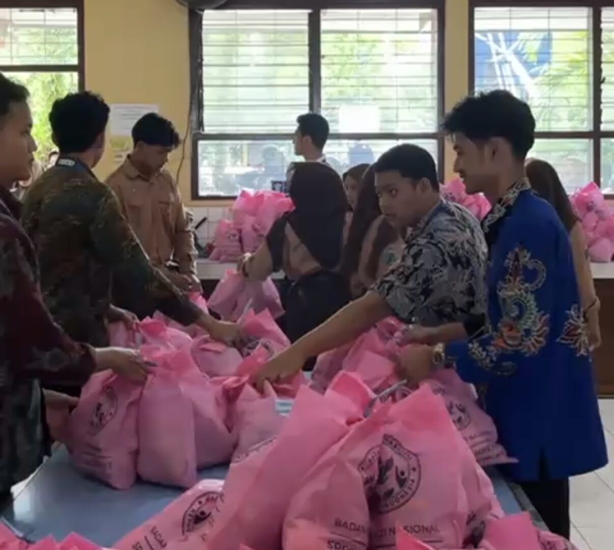 Pembagian Menu Kering Mbg Di SMPN 11 Malang