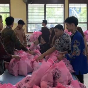 Pembagian Menu Kering Mbg Di SMPN 11 Malang