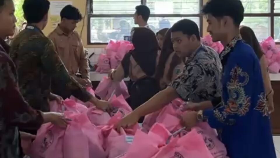 Pembagian Menu Kering Mbg Di SMPN 11 Malang