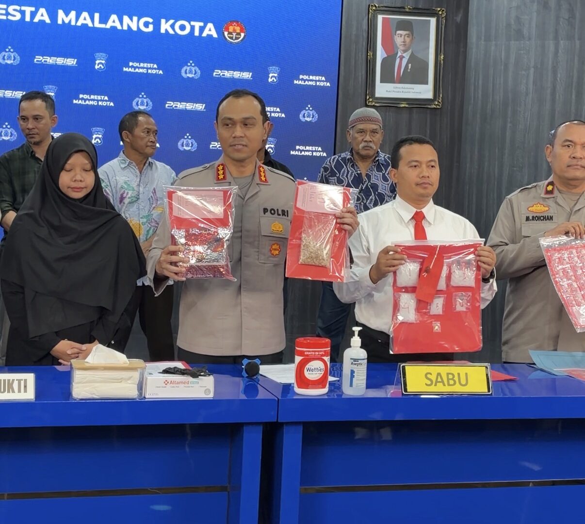 Polisi Menunjukkan Barang Bukti Sabu Hasil Pengungkapan Narkoba Di Kota Malang