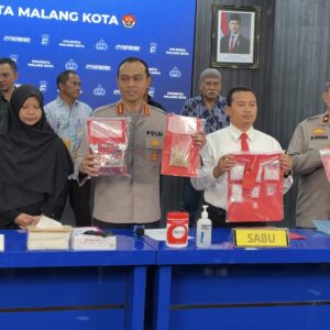 Polisi Menunjukkan Barang Bukti Sabu Hasil Pengungkapan Narkoba Di Kota Malang