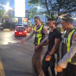 Anggota Polresta Malang Kota Menyelamatkan Pria Di Jembatan Soehat