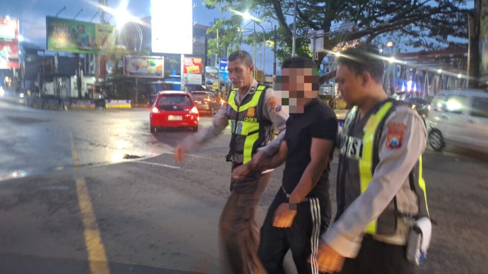 Anggota Polresta Malang Kota Menyelamatkan Pria Di Jembatan Soehat