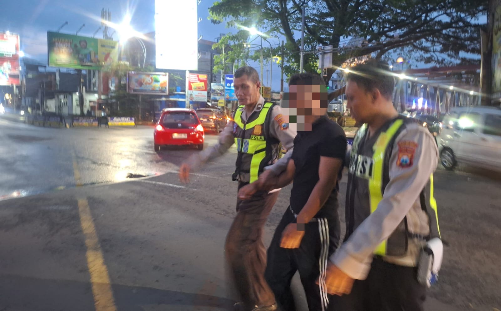 Anggota Polresta Malang Kota Menyelamatkan Pria Di Jembatan Soehat