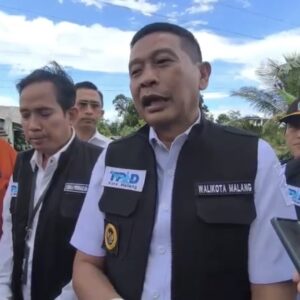 Wali Kota Malang Wahyu Hidayat Memberi Keterangan Soal Kasus MBG