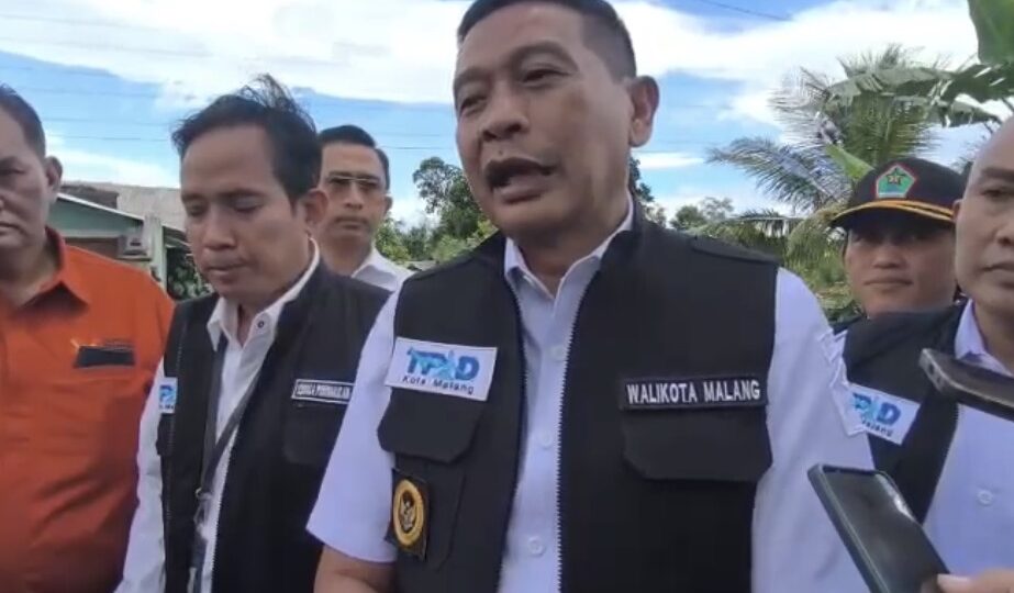 Wali Kota Malang Wahyu Hidayat Memberi Keterangan Soal Kasus MBG