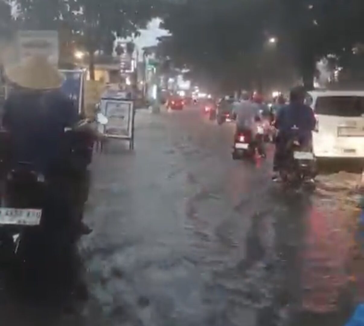 Banjir Menggenangi Jalan Soekarno Hatta Kota Malang