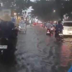 Banjir Menggenangi Jalan Soekarno Hatta Kota Malang
