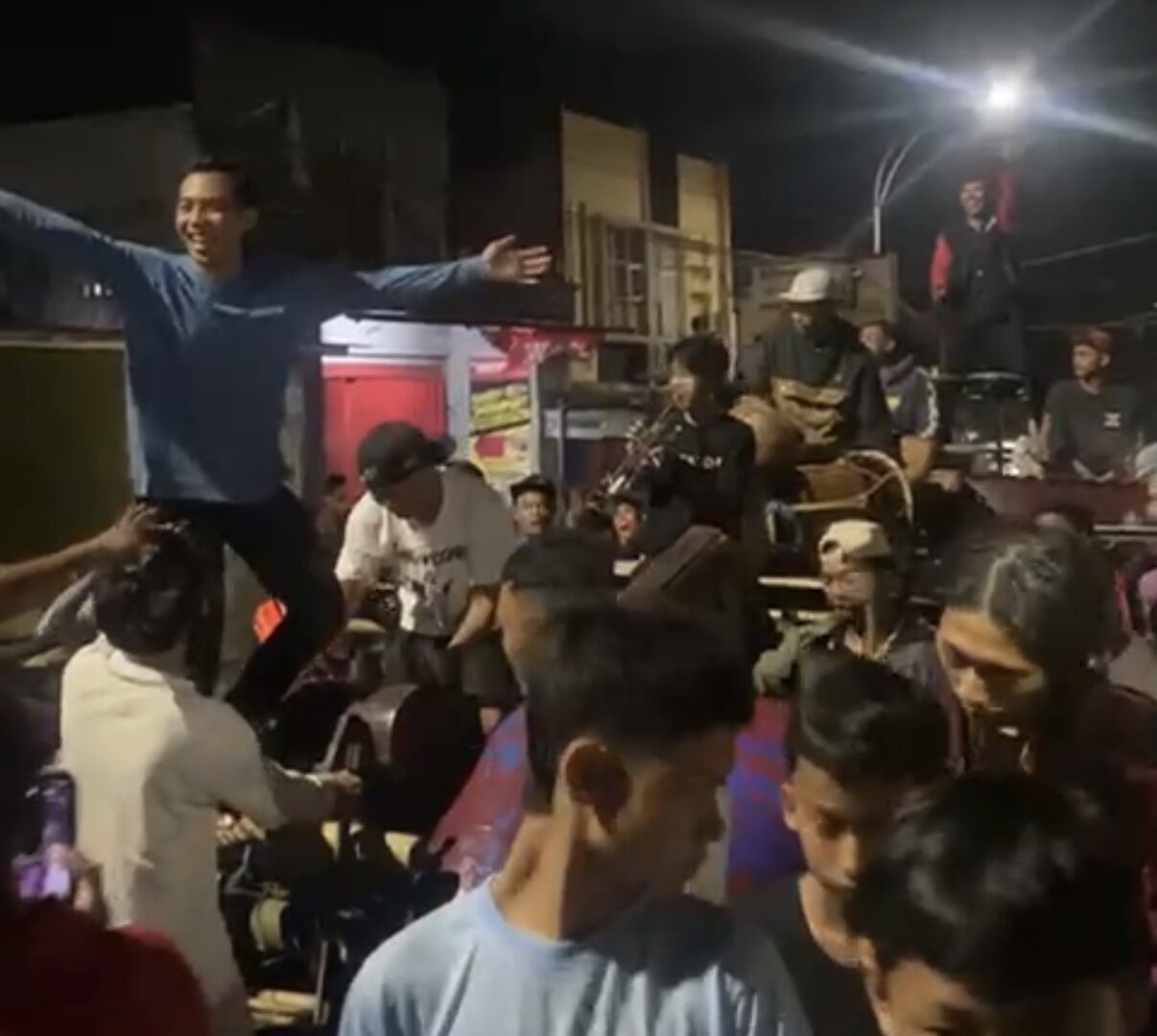 Pemuda Bandulan Malang Melakukan Patrol Sahur Dengan Kereta Musik Perkusi