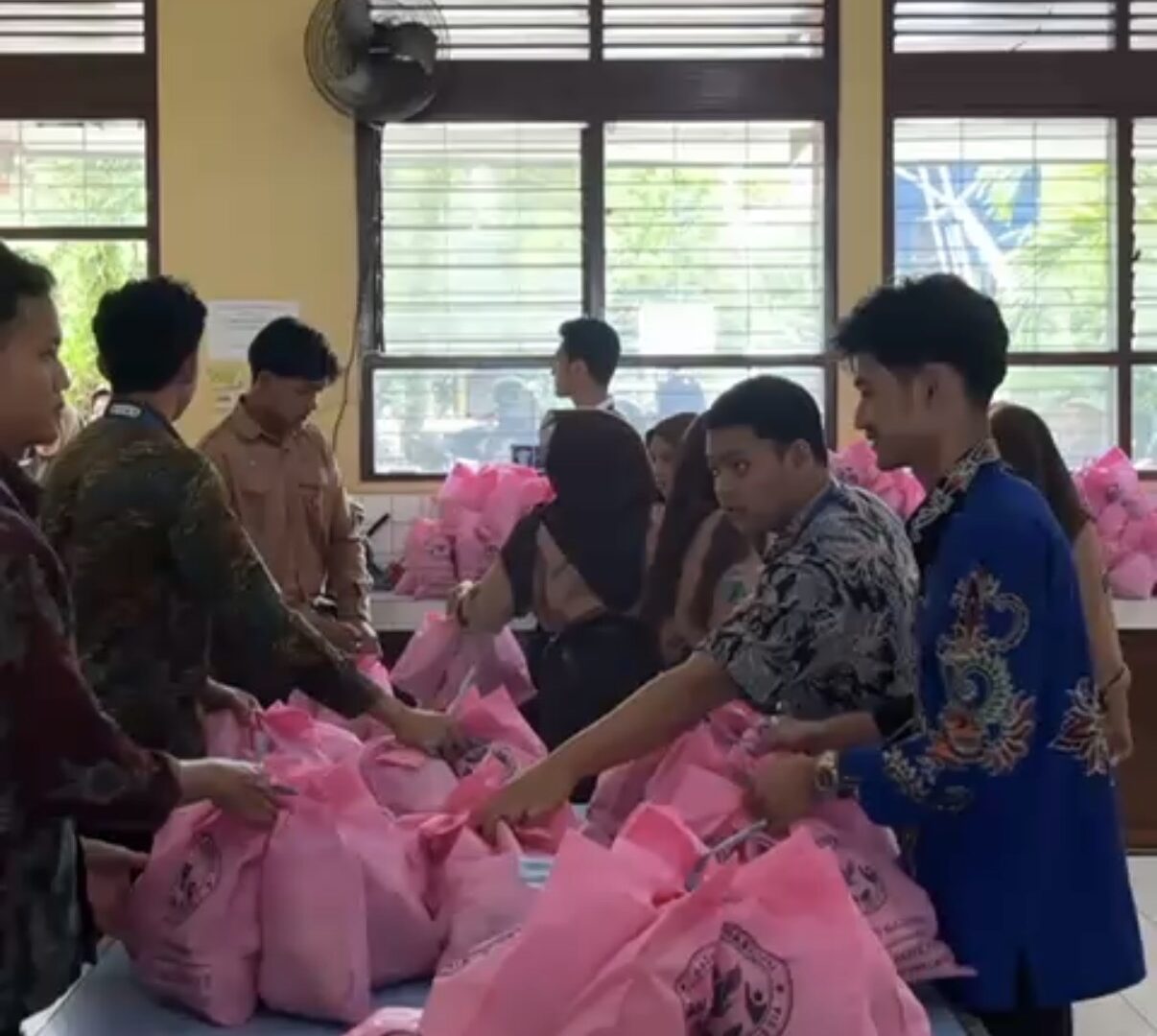 Paket Makanan Bergizi Gratis Untuk Siswa Sekolah Di Malang