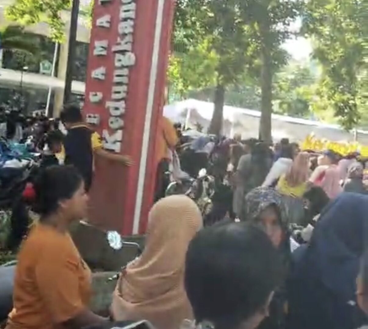 Antrean Warga Membludak Di Pasar Murah Kecamatan Kedungkandang Kota Malang