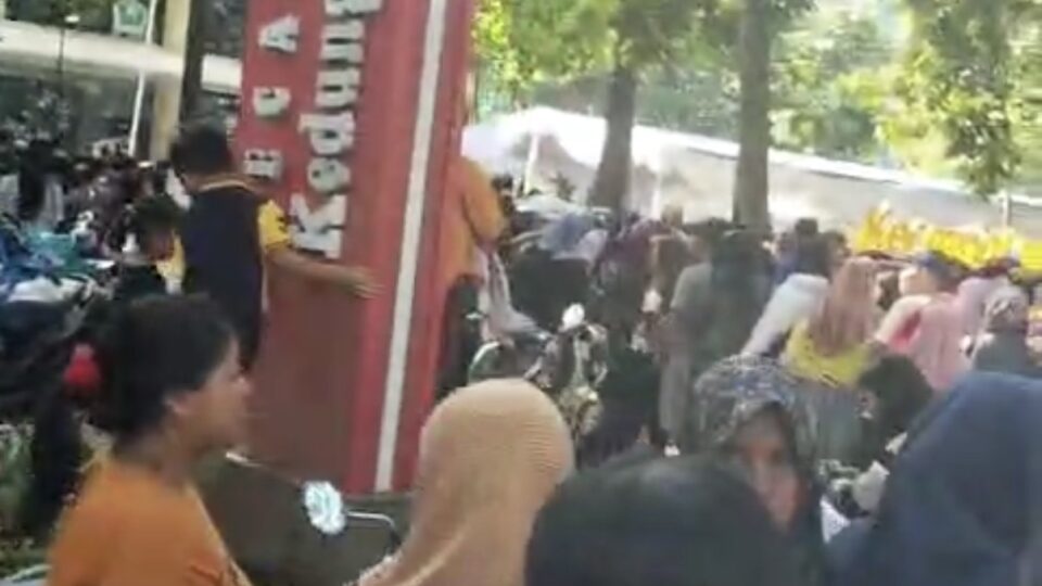 Antrean Warga Membludak Di Pasar Murah Kecamatan Kedungkandang Kota Malang