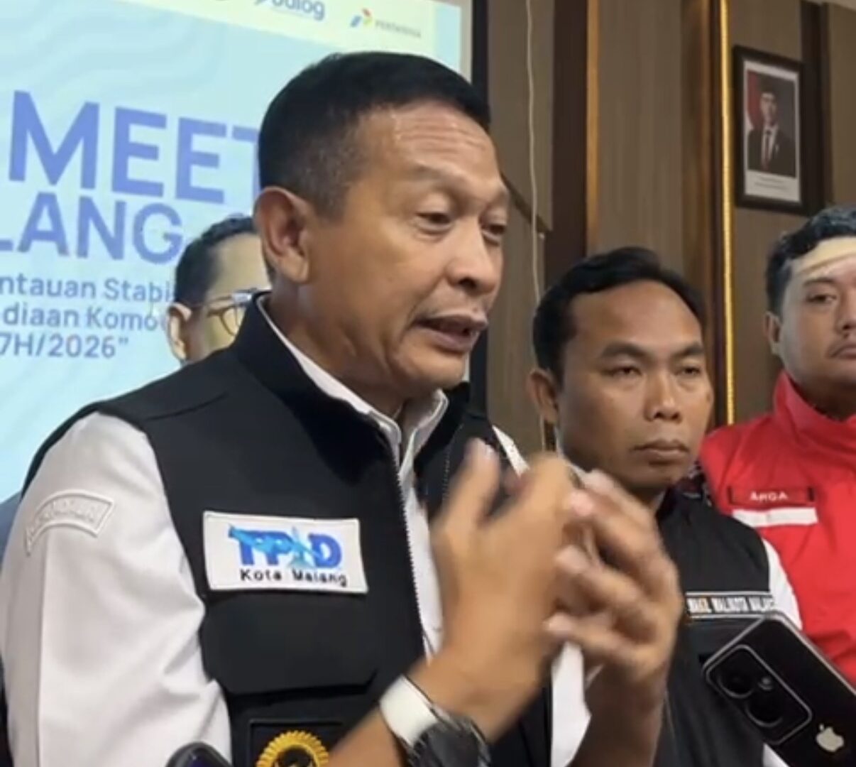 Wali Kota Malang Wahyu Hidayat Memberi Keterangan Kepada Wartawan