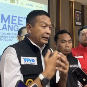 Wali Kota Malang Wahyu Hidayat Memberi Keterangan Kepada Wartawan