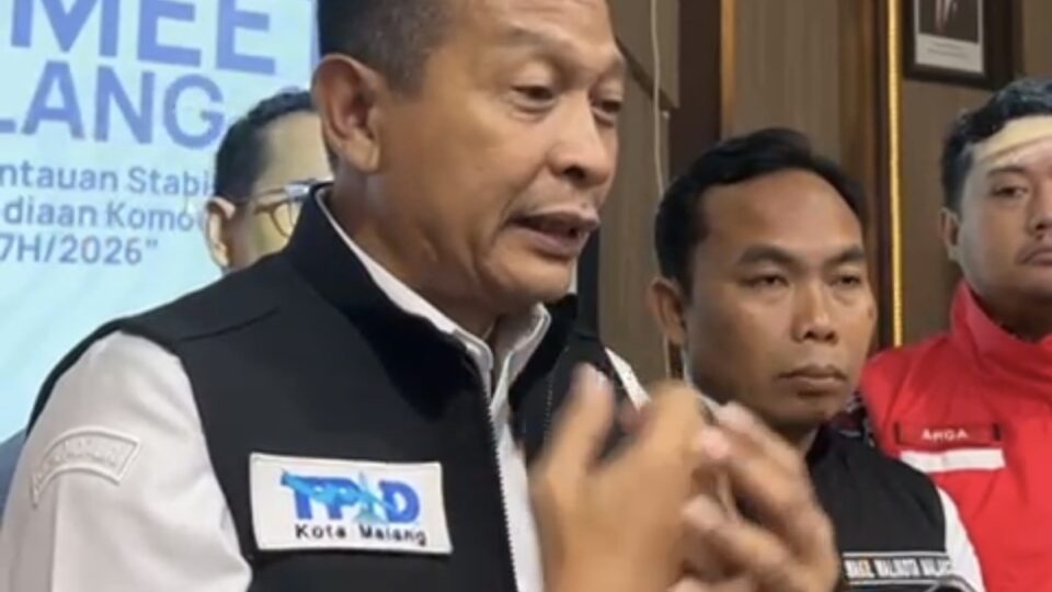 Wali Kota Malang Wahyu Hidayat Memberi Keterangan Kepada Wartawan