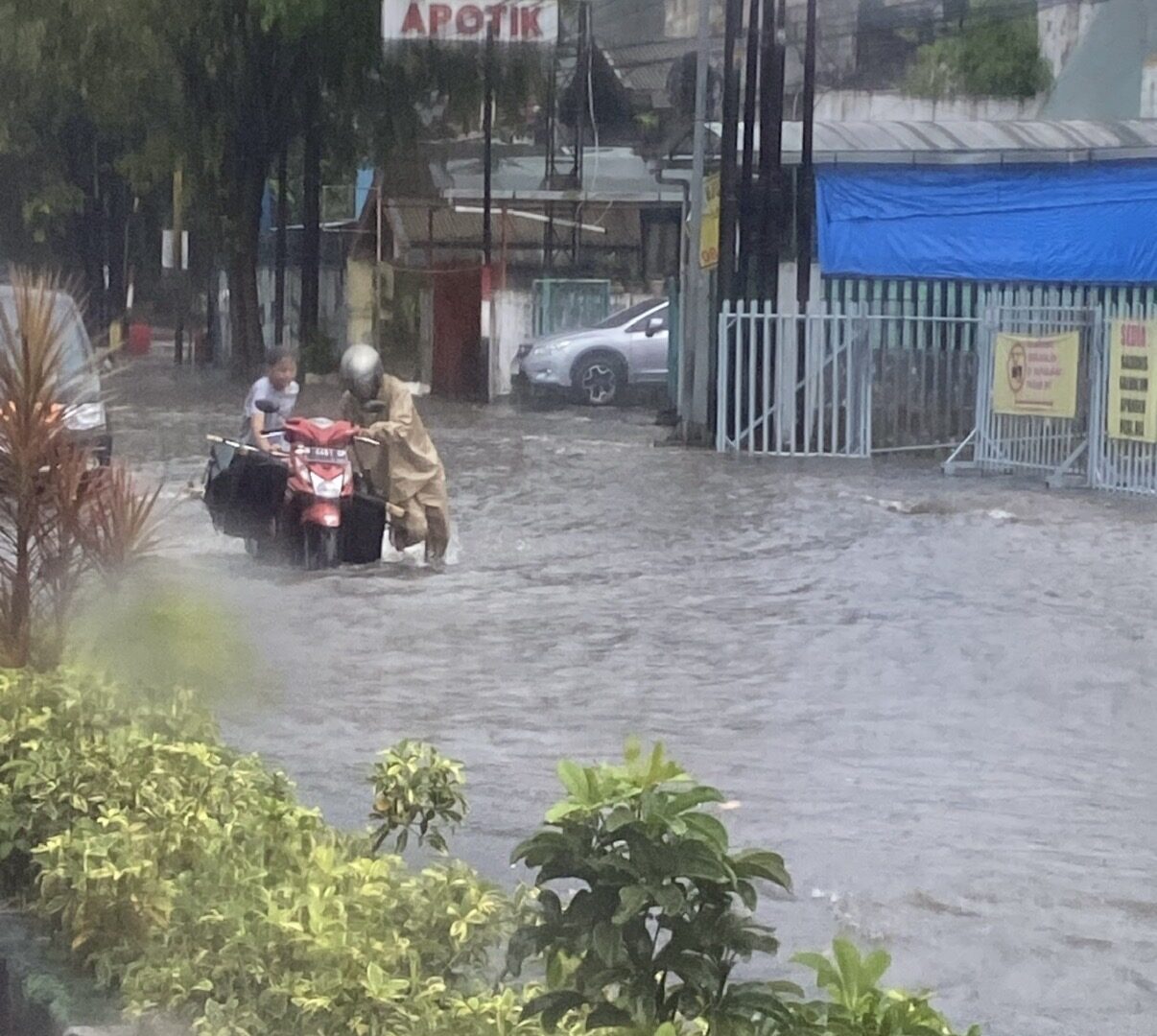 Banjir Menggenangi Jalan Di Kota Malang Akibat Hujan Deras