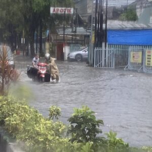 Banjir Menggenangi Jalan Di Kota Malang Akibat Hujan Deras