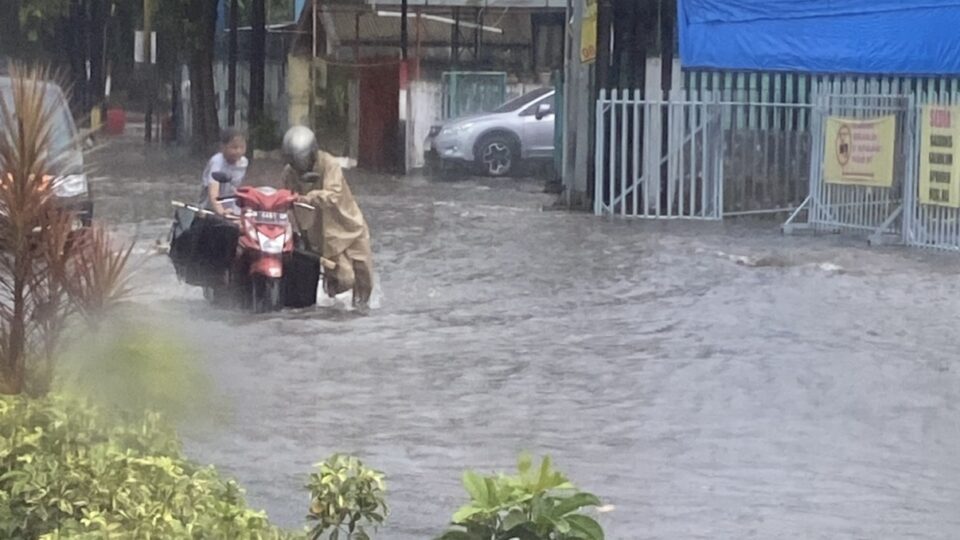 Banjir Menggenangi Jalan Di Kota Malang Akibat Hujan Deras