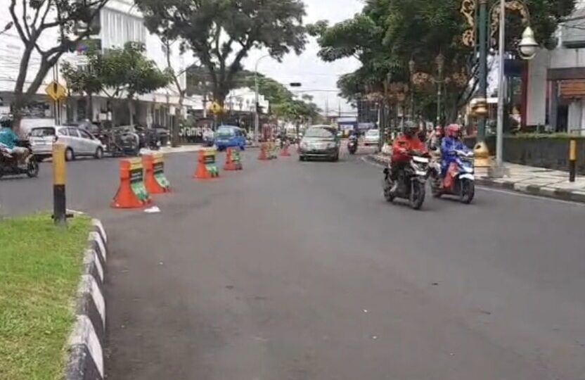 Arus Kendaraan Di Kawasan Alun-alun Merdeka Kota Malang