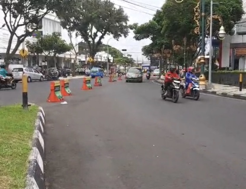 Arus Kendaraan Di Kawasan Alun-alun Merdeka Kota Malang