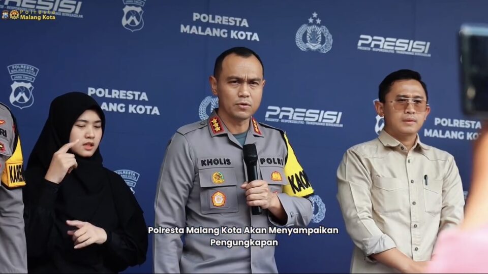 Kapolresta Malang Kota Putu Kholis Aryana Memberikan Keterangan Kasus Penusukan