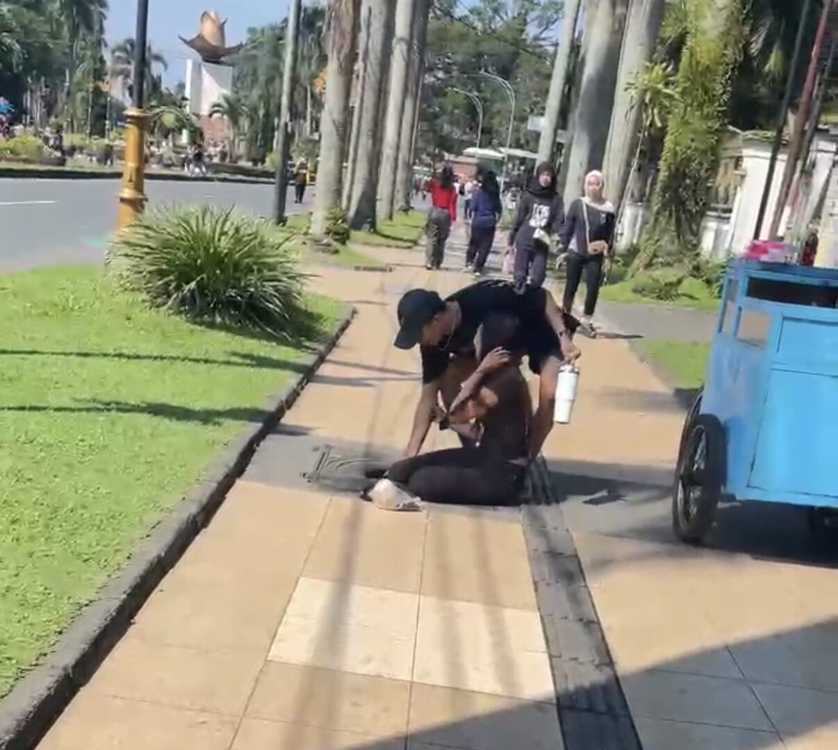 Seorang Warga Terperosok Di Trotoar Ijen Malang