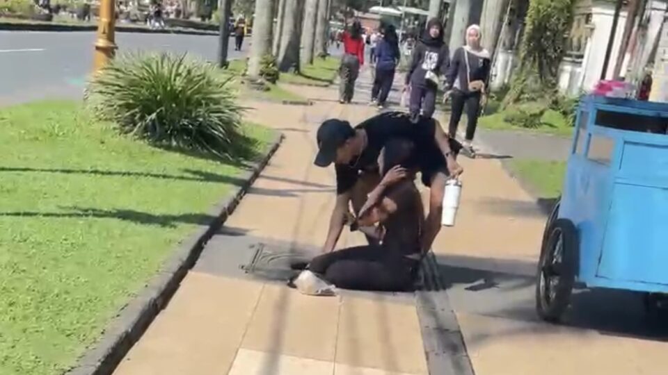 Seorang Warga Terperosok Di Trotoar Ijen Malang