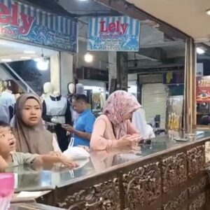 Warga Membeli Emas Di Pasar Besar Kota Malang