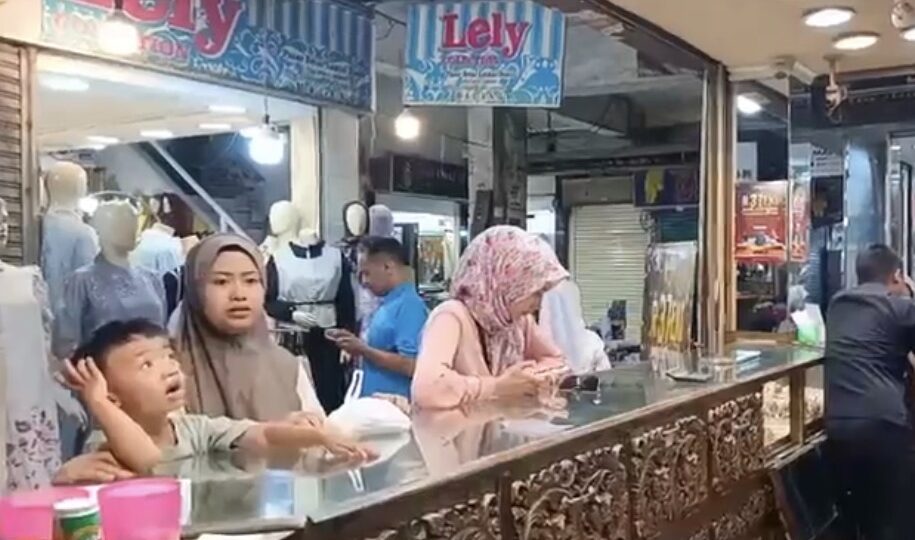 Warga Membeli Emas Di Pasar Besar Kota Malang