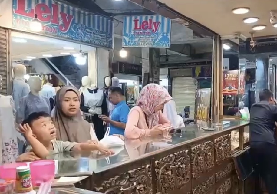Warga Membeli Emas Di Pasar Besar Kota Malang