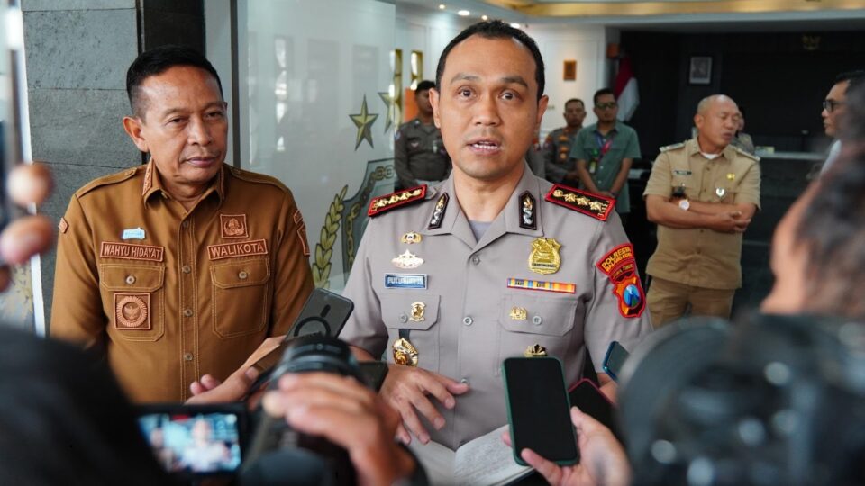 Kapolresta Malang Kota Putu Kholis Aryana Memberikan Keterangan Terkait Kasus Uang Palsu Di Malang