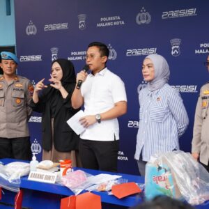 Polisi Menunjukkan Barang Bukti Kasus Pembuangan Bayi Di Kota Malang