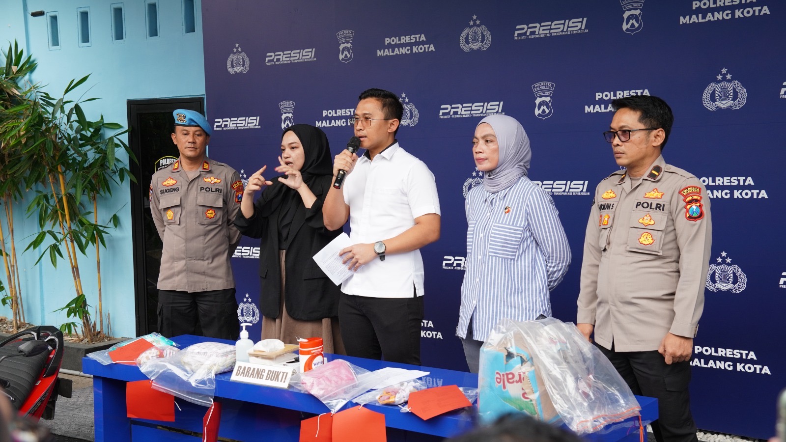 Polisi Menunjukkan Barang Bukti Kasus Pembuangan Bayi Di Kota Malang