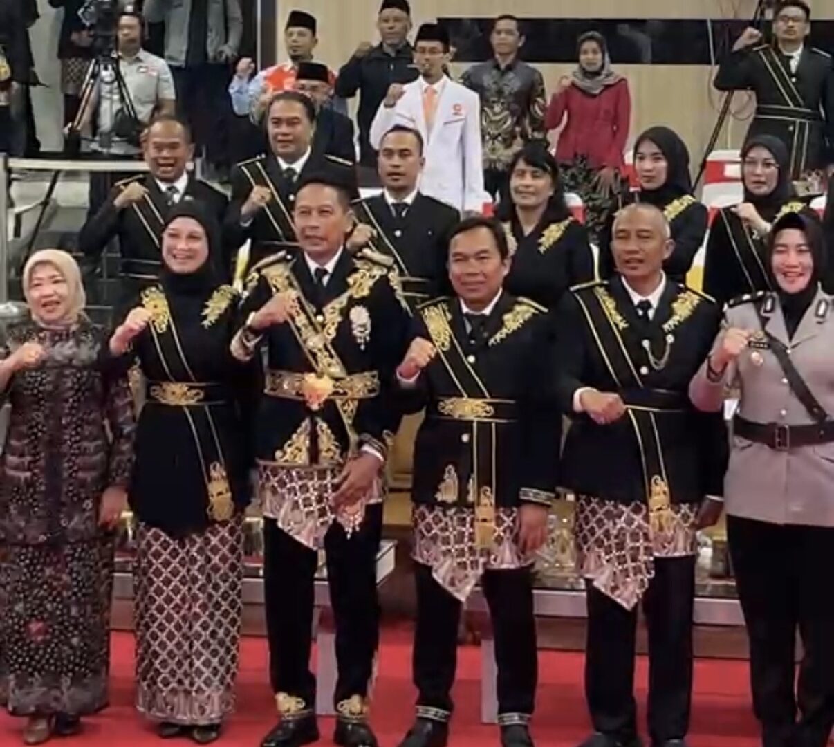 Wali Kota Malang Bersama Jajaran Mengenakan Busana Khas Daerah